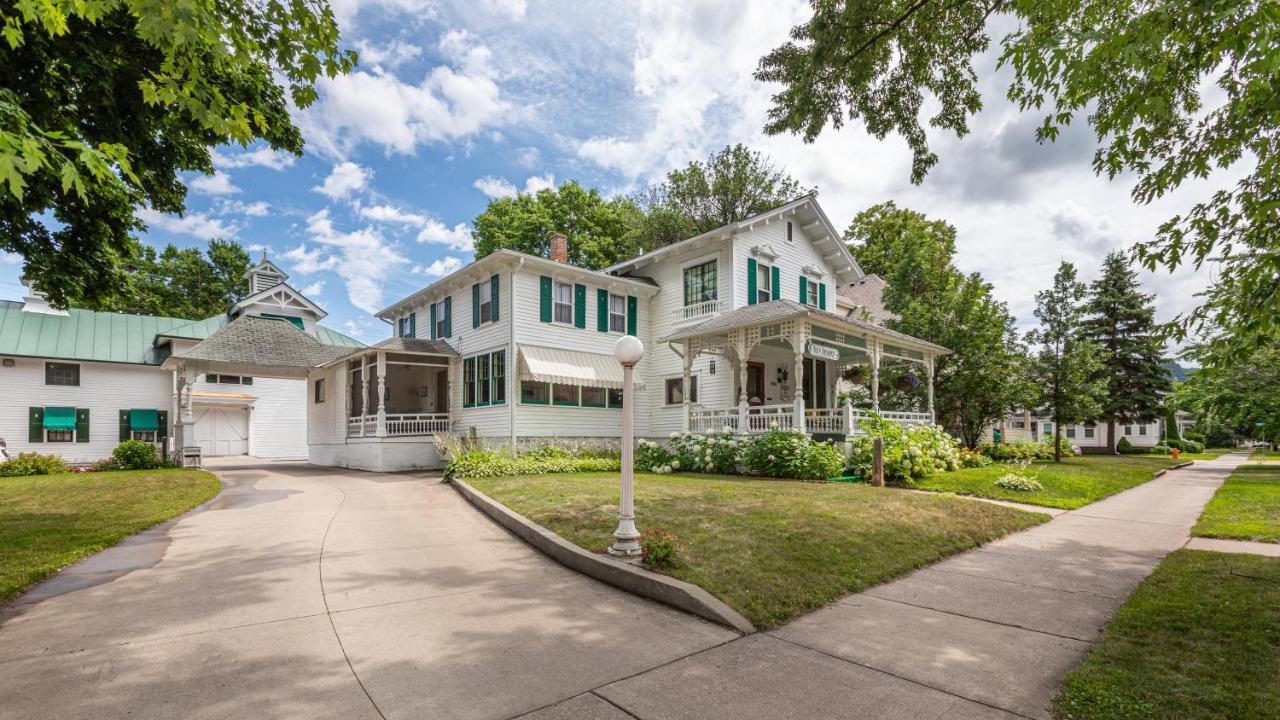 Carriage House Bed & Breakfast ウィノナ エクステリア 写真